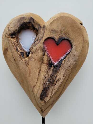 Dřevěné srdce s červeným srdíčkem a bílou pryskyřicí