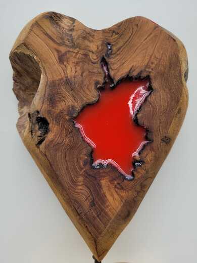 Dřevěné srdce s červenou pryskyřicí