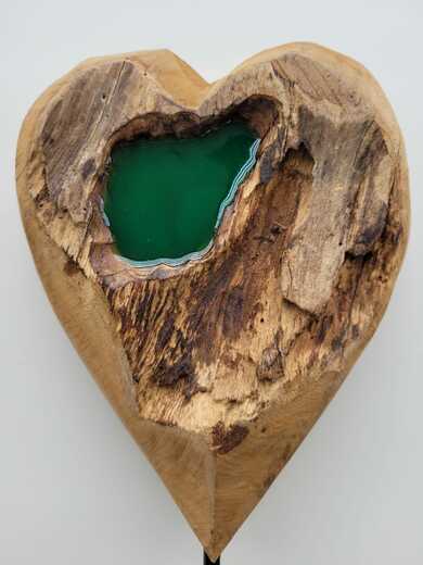 Dřevěné srdce se zelenou pryskyřicí