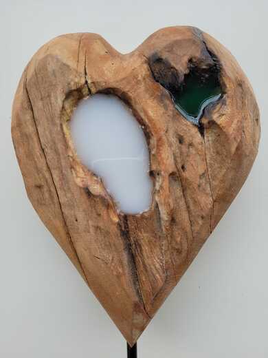Dřevěné srdce s bílou a zelenou pryskyřicí