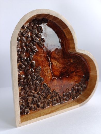 Pryskyřicová srdce ve dřevěném rámu