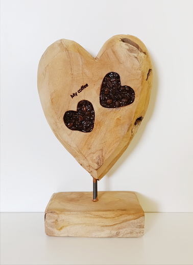 Dřevěné srdce s kávou a nápisem