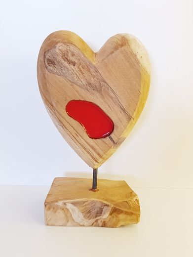 Dřevěné srdce s červenou pryskyřicí IV.