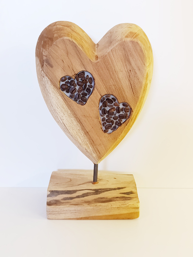 Dřevěné srdce s kávou