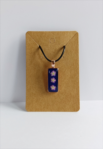 Náhrdelník provázkový - obdélník tmavě modrý s květinami