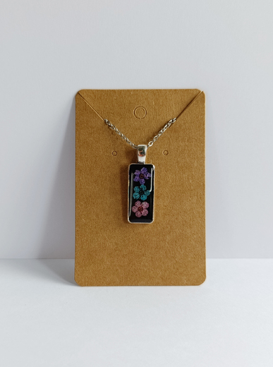 Náhrdelník řetízkový - obdélník černý s květinami I.