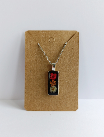 Náhrdelník řetízkový - obdélník černý s květinami II.
