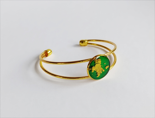 Náramek zelený se zlatým práškem