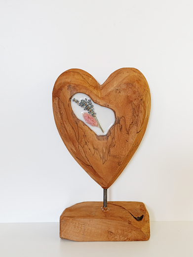 Dřevěné srdce Květiny v bílé pryskyřici