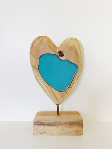 Dřevěné srdce s tyrkysovou pryskyřicí